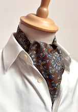 Carica l'immagine nel visualizzatore di Gallery, Cravatta vintage con motivo paisley di Burberry, realizzata in Inghilterra
