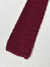 Načíst obrázek do prohlížeče Galerie, Holliday &amp; Brown Ltd cravate rouge vintage en tricot de soie Made in England
