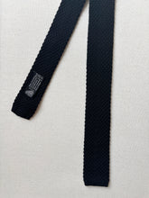 Charger l&#39;image dans la galerie, Cravate noire vintage en maille en pure laine vierge

