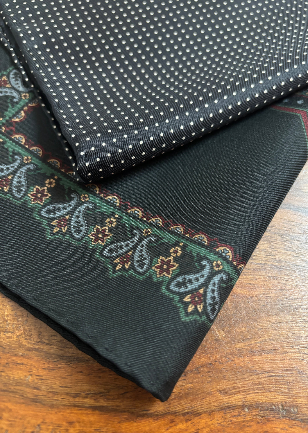 Duo de pochettes noires vintage en soie