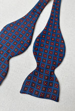Charger l&#39;image dans la galerie, Noeud papillon vintage bleu en soie Made in Italy
