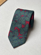 Cargar imagen en el visor de la galería, Vivax by Sambrook Witting cravate en soie Made in England
