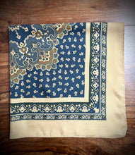 Cargar imagen en el visor de la galería, Van Gestel by Breuer foulard carré vintage 100% soie à motif floral
