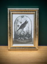 Cargar imagen en el visor de la galería, Petit cadre en bois argenté Illustration Chat Hibou sous cloche
