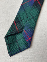 Charger l&#39;image dans la galerie, Cravate tartan Davidson en laine vierge Made in Scotland
