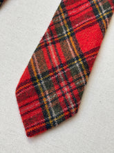 Charger l&#39;image dans la galerie, John Hanly cravate tartan rouge en pure laine vierge
