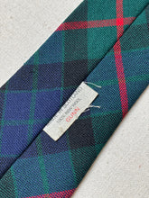 Charger l&#39;image dans la galerie, Cravate tartan Gunn en laine vierge Made in Scotland
