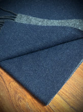 Charger l'image dans la galerie, Atelier F&amp;B Genève écharpe double face en laine vierge Made in Germany
