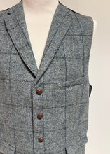 Afbeelding in Gallery-weergave laden, Harris Tweed X Carl Gross gilet gris à carreaux en pure laine vierge 54 FR
