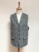 Afbeelding in Gallery-weergave laden, Harris Tweed X Carl Gross gilet gris à carreaux en pure laine vierge 54 FR
