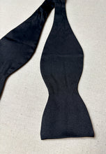Afbeelding in Gallery-weergave laden, Alain Figaret Paris noeud papillon noir en soie Made in France
