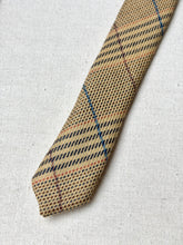 Cargar imagen en el visor de la galería, Cravats of London cravate beige à carreaux en laine Made in England
