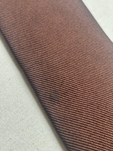 Afbeelding in Gallery-weergave laden, Daniel Crémieux X Michael Drake cravate marron en soie Made in England
