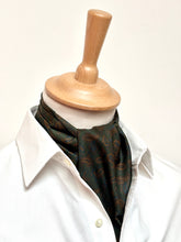 Charger l'image dans la galerie, Old England Paris X Michael Drake cravate ascot vintage à motif paisley Made in England
