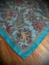 Afbeelding in Gallery-weergave laden, Pochette vintage en soie à motif floral Made in Italy
