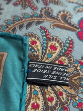 Afbeelding in Gallery-weergave laden, Pochette vintage en soie à motif floral Made in Italy
