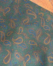 Charger l'image dans la galerie, Old England Paris X Michael Drake cravate ascot vintage à motif paisley Made in England
