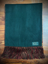 Charger l'image dans la galerie, Foulard vintage double face en cachemire laine et soie Made in Scotland
