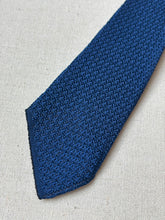 Charger l'image dans la galerie, Cravate bleue vintage en grenadine de soie Made in Italy
