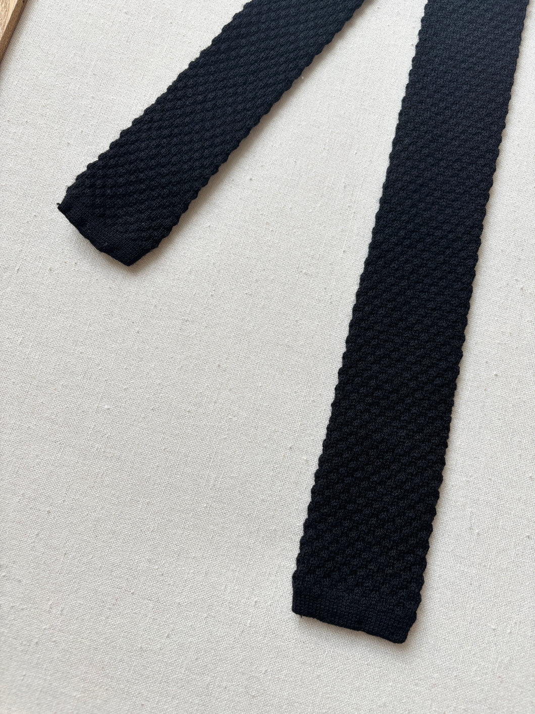 Cravate noire vintage en maille en pure laine vierge