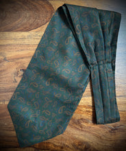 Charger l'image dans la galerie, Old England Paris X Michael Drake cravate ascot vintage à motif paisley Made in England
