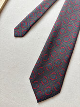 Charger l&#39;image dans la galerie, Vivax by Sambrook Witting cravate rouge vintage en soie Made in England
