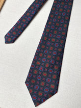 Lade das Bild in den Galerie-Viewer, Michelsons cravate en soie à motif géométrique Made in England
