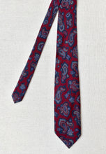 Carica l'immagine nel visualizzatore di Gallery, Cravatta in lana paisley bordeaux Vivax by Sambrook Witting X D.Cenci
