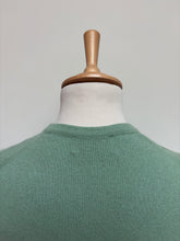 Charger l'image dans la galerie, The Scotch House pull vert amande col rond 100% cachemire Made in Scotland
