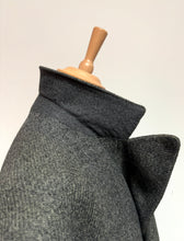 Charger l'image dans la galerie, Pardessus croisé gris vintage de 1957 en laine Made in France
