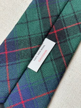 Charger l&#39;image dans la galerie, Cravate tartan Davidson en laine vierge Made in Scotland
