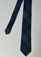 Charger l&#39;image dans la galerie, Cravate tartan Gunn en laine vierge Made in Scotland
