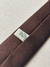 Afbeelding in Gallery-weergave laden, Daniel Crémieux X Michael Drake cravate marron en soie Made in England
