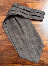 Lade das Bild in den Galerie-Viewer, Tie Rack London cravate ascot en soie beige marron Made in Italy
