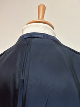 Carica l'immagine nel visualizzatore di Gallery, Blazer in lana a spina di pesce blu British House X Robert Noble 50
