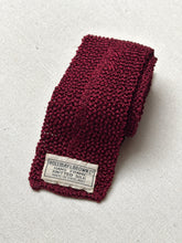 Načíst obrázek do prohlížeče Galerie, Holliday &amp; Brown Ltd cravate rouge vintage en tricot de soie Made in England
