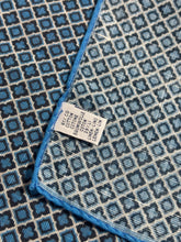 Charger l&#39;image dans la galerie, Pochette bleue à motif géométrique en lin et coton Made in Italy
