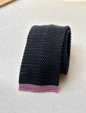 Afbeelding in Gallery-weergave laden, Cravate grise anthracite en tricot de soie Made in Italy
