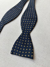 Charger l&#39;image dans la galerie, Chaps by Ralph Lauren noeud papillon marine en soie
