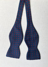 Charger l&#39;image dans la galerie, Duo de noeuds papillon en soie vintage Made in Italy
