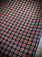 Lade das Bild in den Galerie-Viewer, Foulard écharpe vintage double face en laine et soie à motif géométrique Made in Italy
