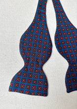 Charger l&#39;image dans la galerie, Noeud papillon vintage bleu en soie Made in Italy
