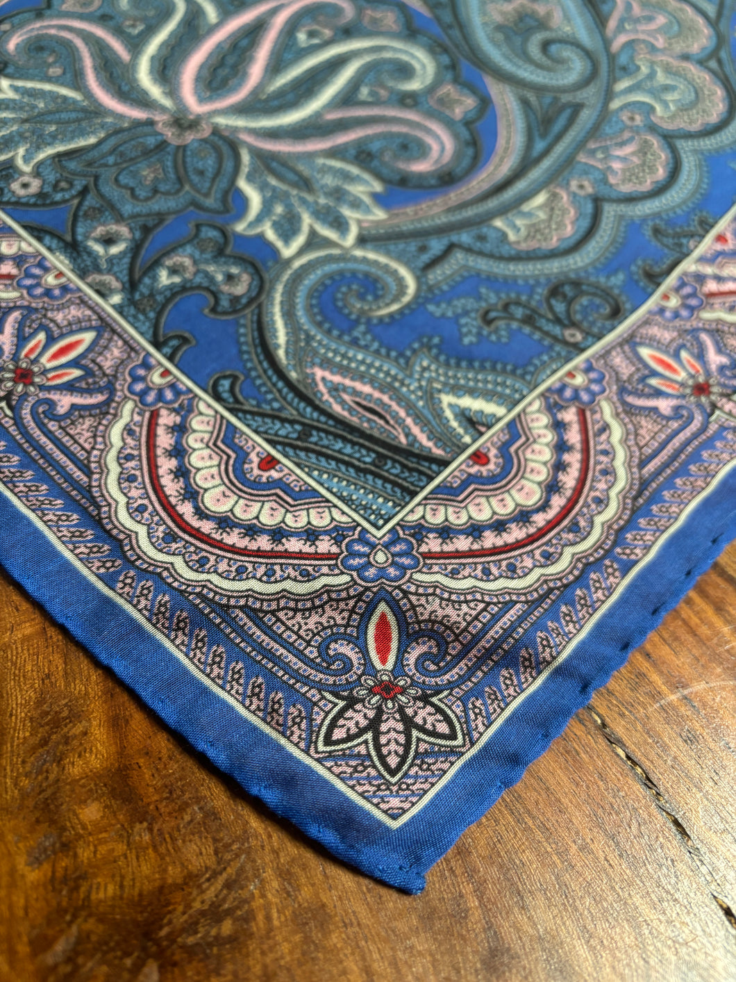 Pochette bleue à motif paisley en coton et soie Made in Italy