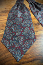 Charger l'image dans la galerie, Cravate ascot vintage bordeaux en soie à motif floral

