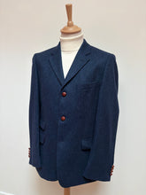 Afbeelding in Gallery-weergave laden, British House X Robert Noble blazer bleu à chevrons en laine 50
