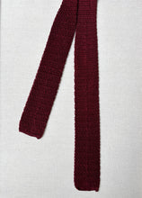 Načíst obrázek do prohlížeče Galerie, Holliday &amp; Brown Ltd cravate rouge vintage en tricot de soie Made in England
