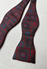Charger l'image dans la galerie, Noeud papillon rouge vintage à motif géométrique en soie
