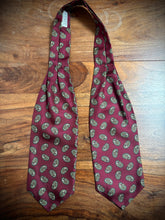 Carica l'immagine nel visualizzatore di Gallery, Cravatta vintage con motivo paisley di Burberry, realizzata in Inghilterra
