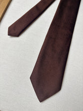Afbeelding in Gallery-weergave laden, Daniel Crémieux X Michael Drake cravate marron en soie Made in England
