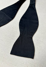 Afbeelding in Gallery-weergave laden, Alain Figaret Paris noeud papillon noir en soie Made in France
